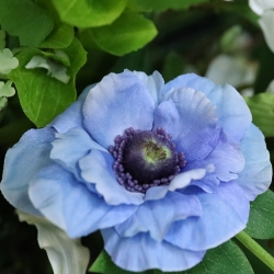Bouquet artificiale legato a mano Maeve Riga – Bianco/Blu