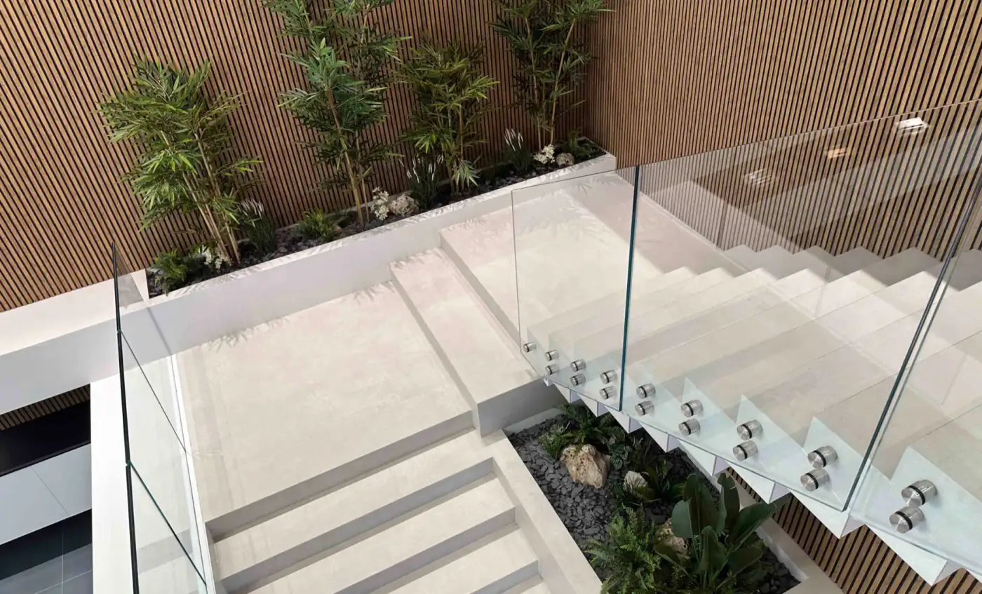 Scala principale FLAEM con bambù artificiali, rocce iperrealistiche e ardesia