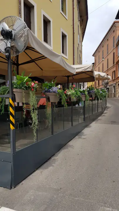Balconiere e vasi fioriti artificiali pre-assemblati – foto 1