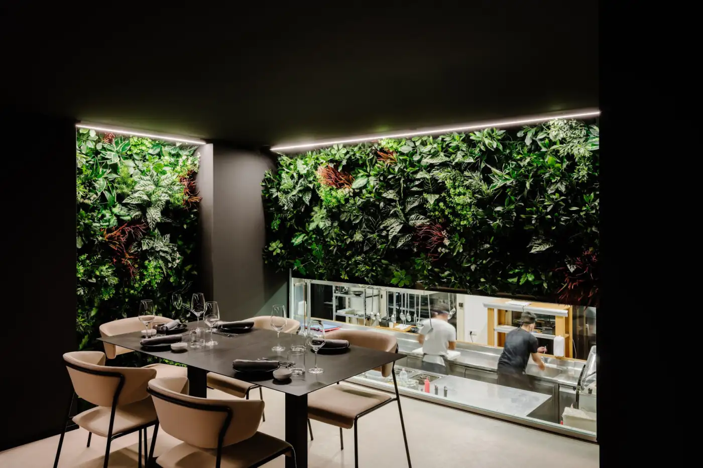 Giardino verticale artificiale in un ambiente interno