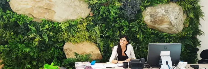 Parete verde artificiale in un ambiente commerciale