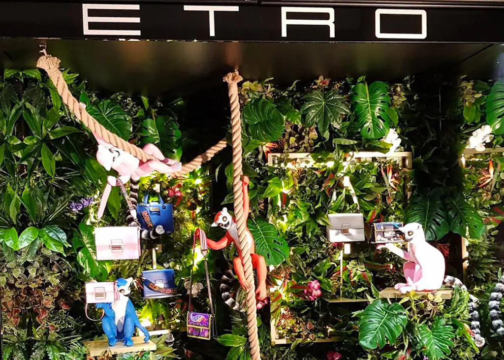 Vetrina ETRO in via Montenapoleone con piante artificiali in stile jungle