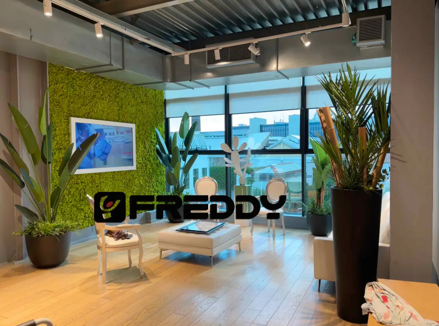 Store FREDDY a Milano con giardino verticale artificiale