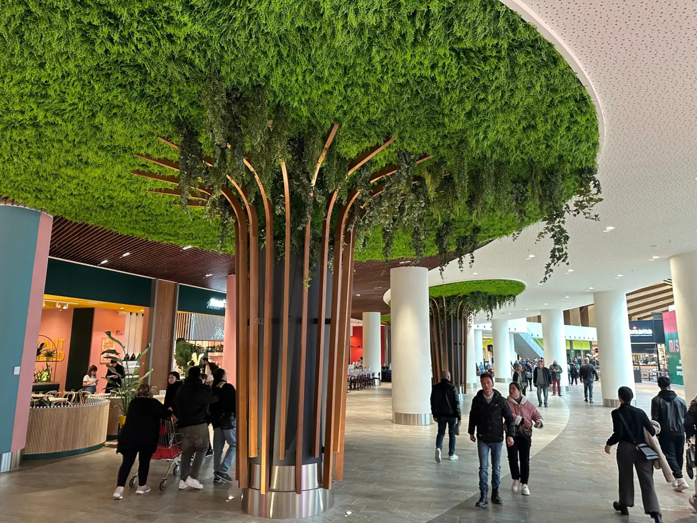 Giardino verticale sospeso al centro commerciale Merlata Bloom di Milano