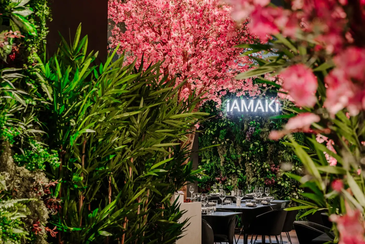 Ristorante Iamaki Sushi Garden con giardini verticali e peschi artificiali
