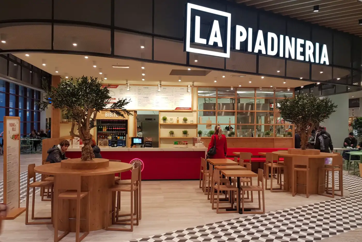 Ulivo artificiale con tronco vero in un locale La Piadineria