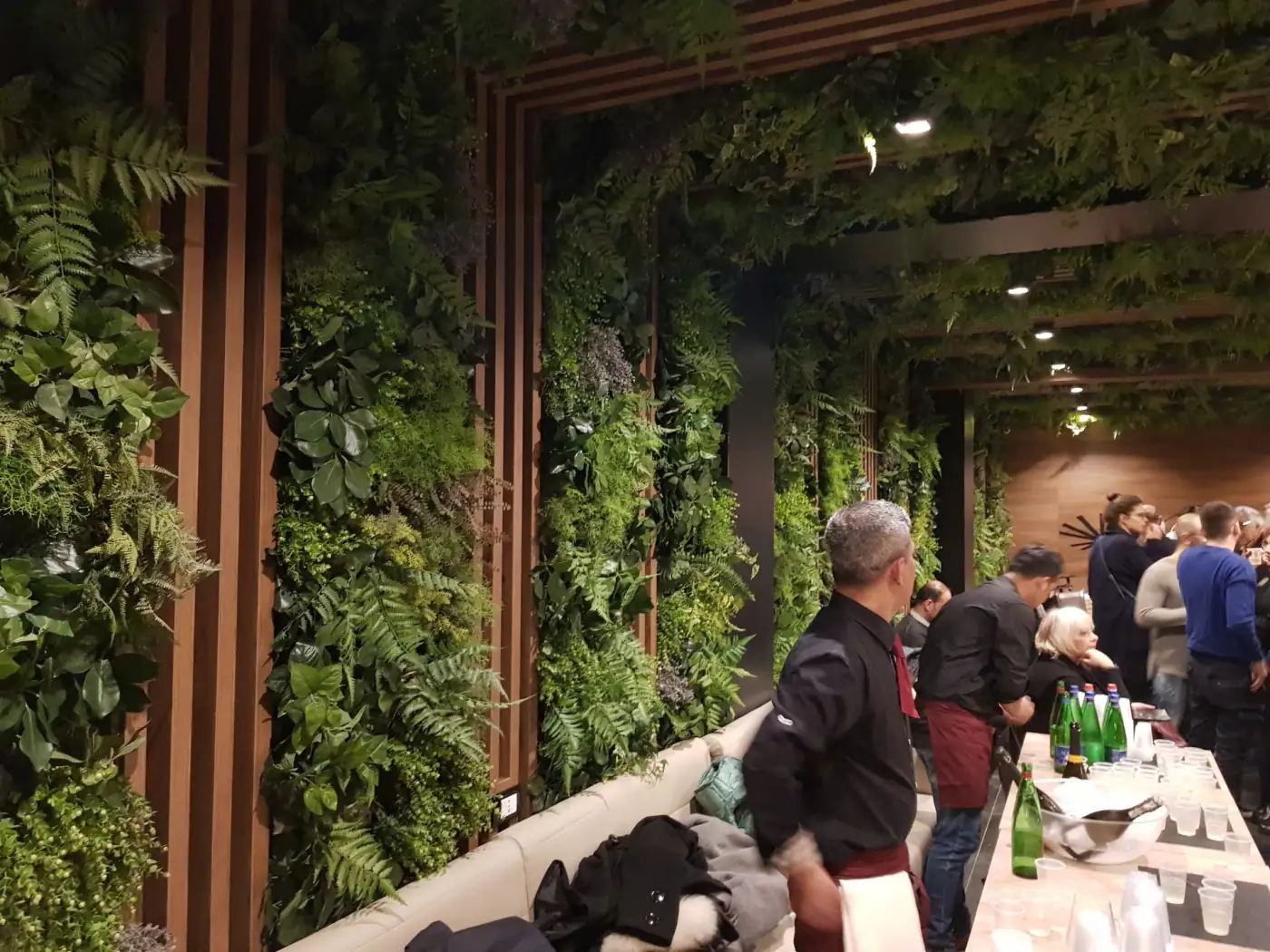 Ristorante Moku a Roma con giardini verticali artificiali