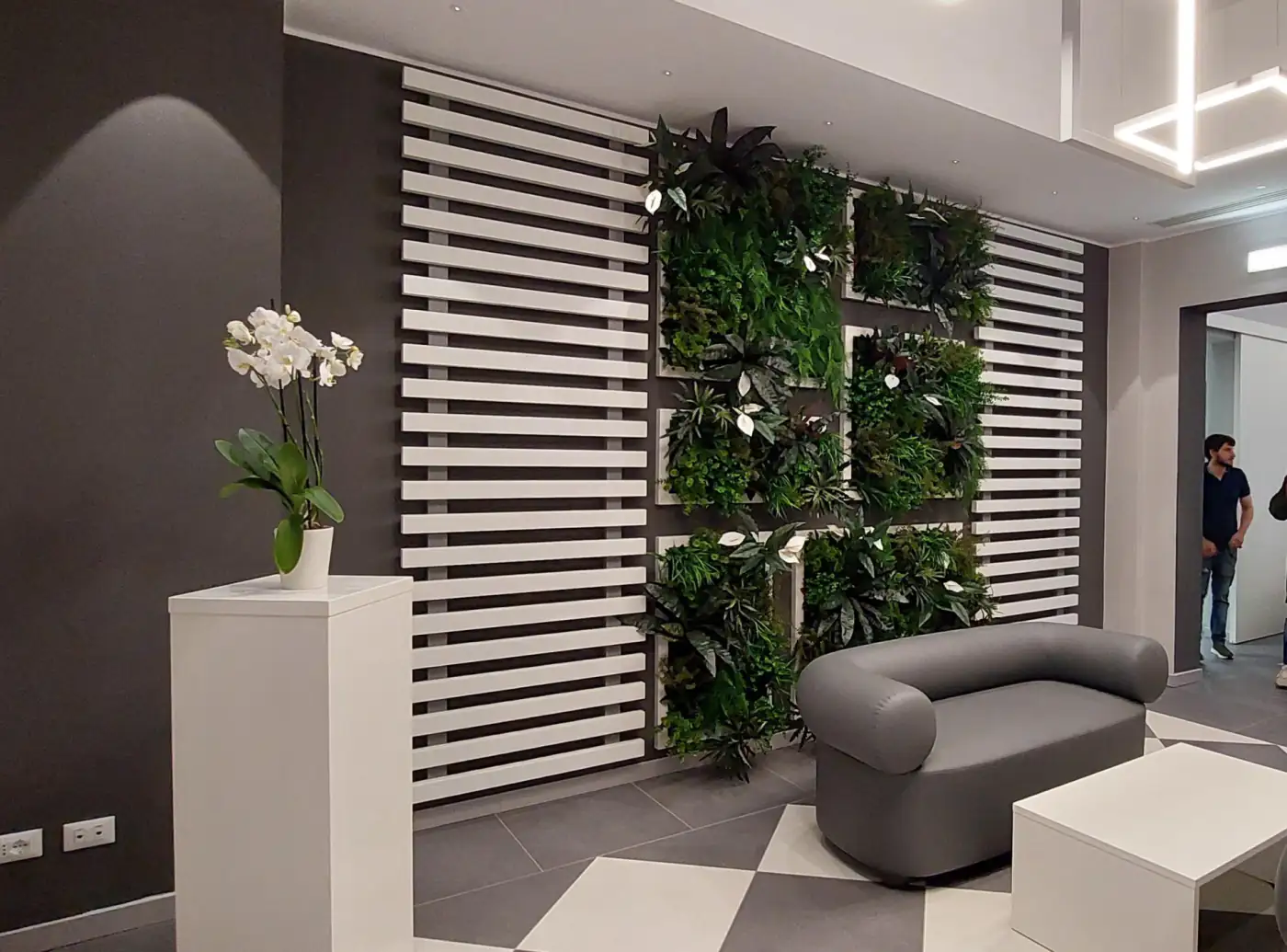 Casa funeraria con alberi artificiali e giardino verticale