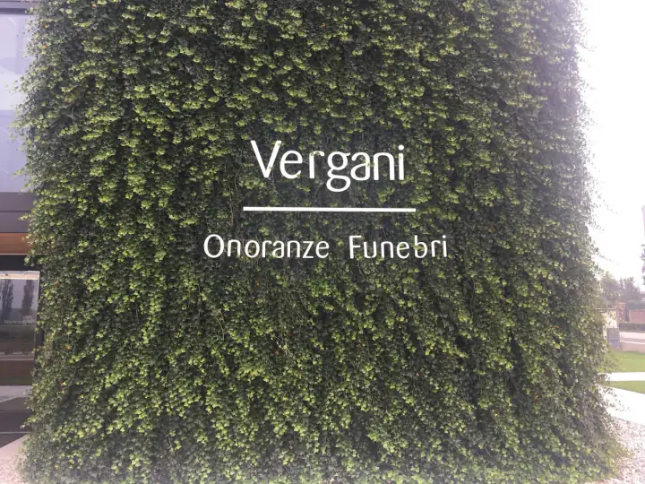 Verde artificiale per case funerarie e luoghi di commemorazione – foto 11