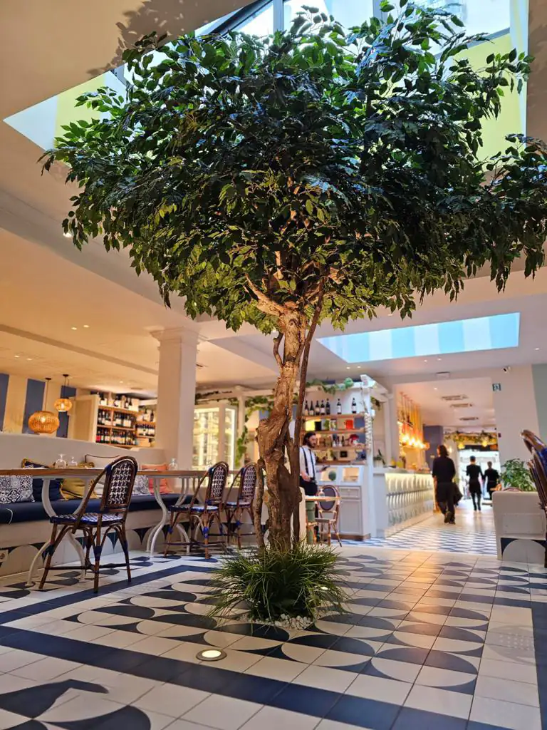 Piante artificiali di alta qualità in un ambiente interno