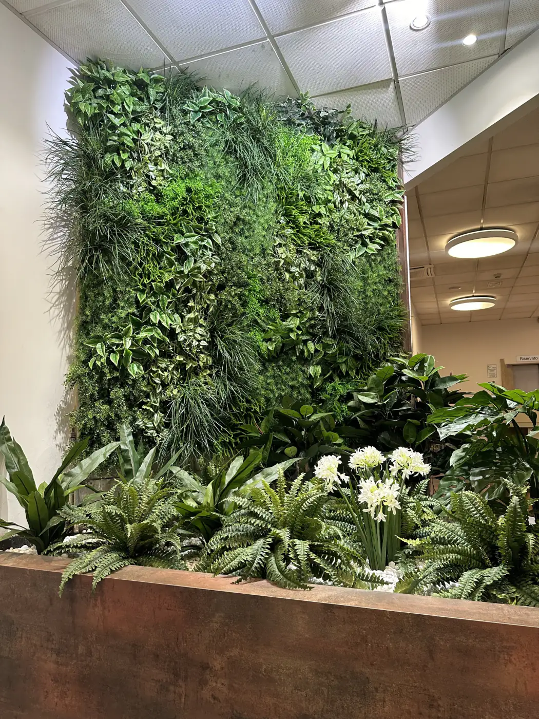 Giardino verticale artificiale all’ingresso dell’Ospedale San Giuseppe di Milano