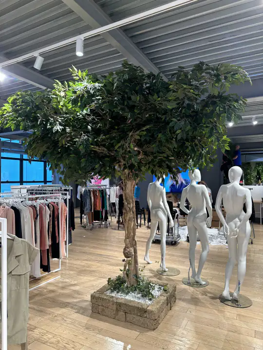 Pianta artificiale in un ufficio moderno