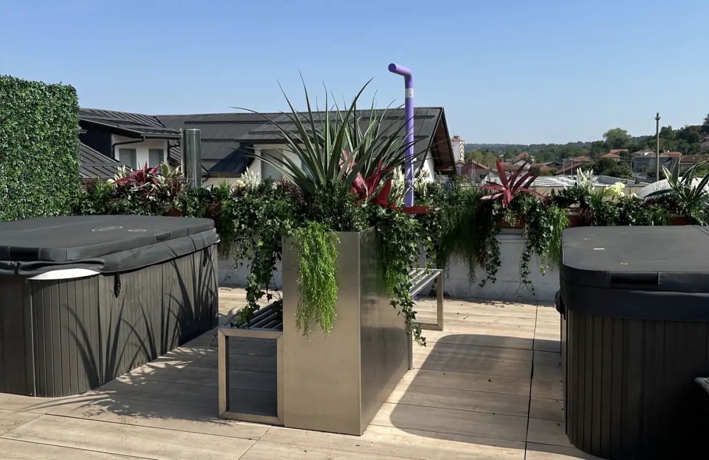 Terrazza dell’Hotel Le Palme con fioriere di piante artificiali UV resistant