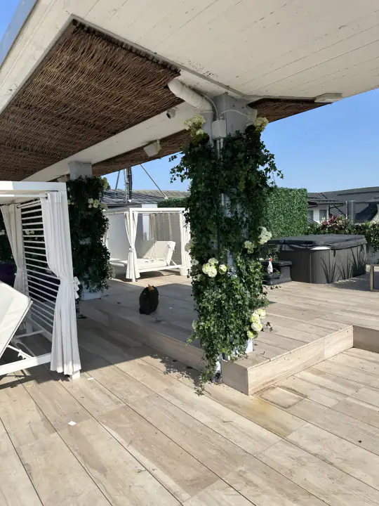 Vista d’insieme della terrazza dell’Hotel Le Palme dopo l’allestimento