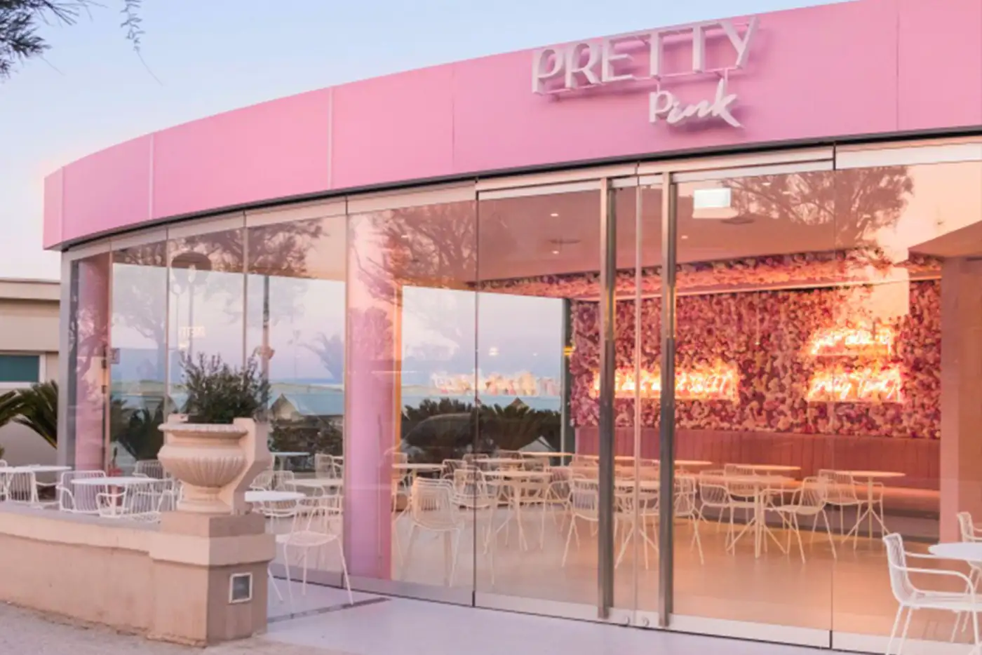 Pretty Pink Cafè con giardino verticale di rose artificiali