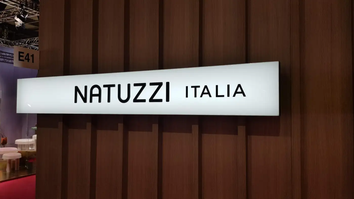 Stand Natuzzi al Salone del Mobile con piante artificiali