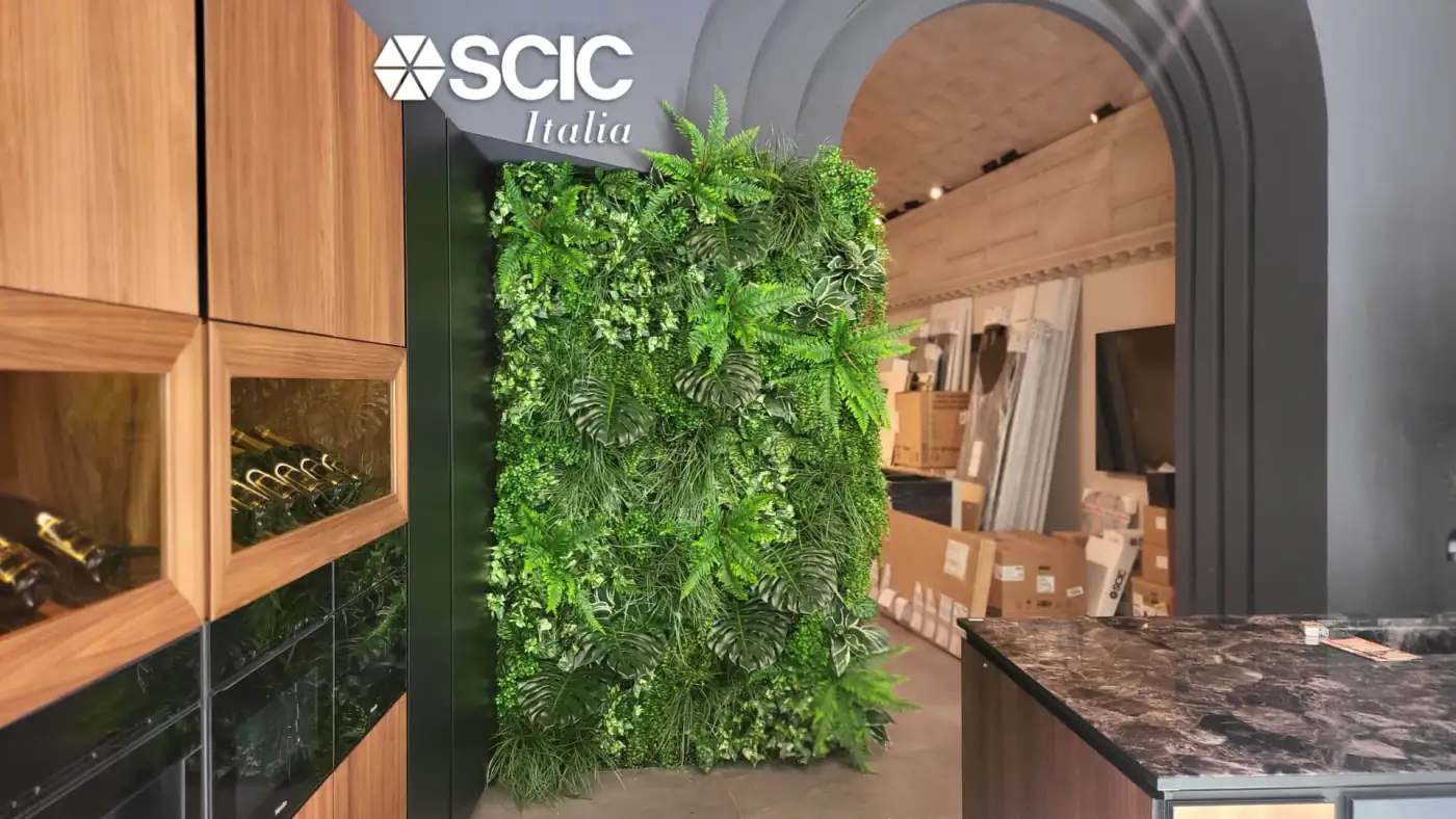Showroom SCIC Italia con parete di giardino verticale artificiale