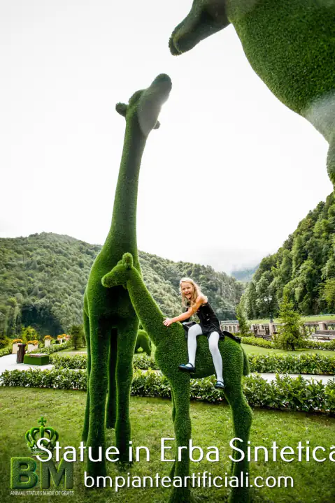 Scultura in erba sintetica in un giardino
