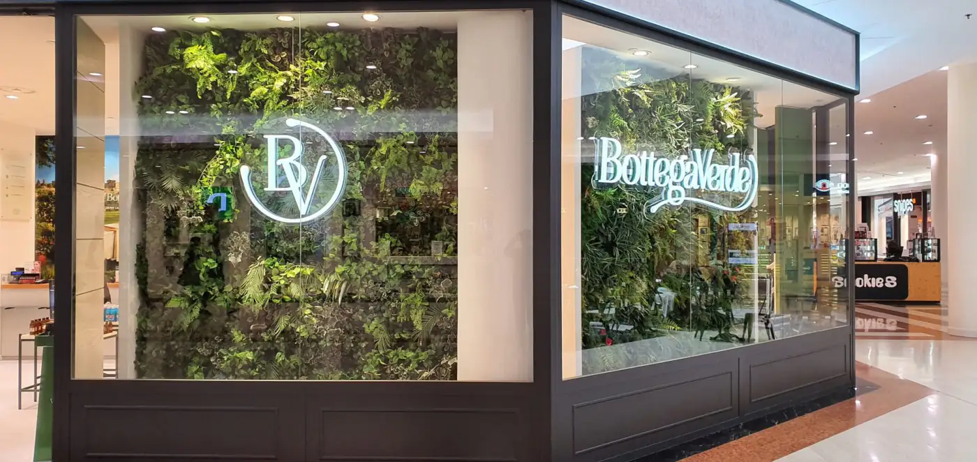 Vetrina Bottega Verde con giardino verticale artificiale